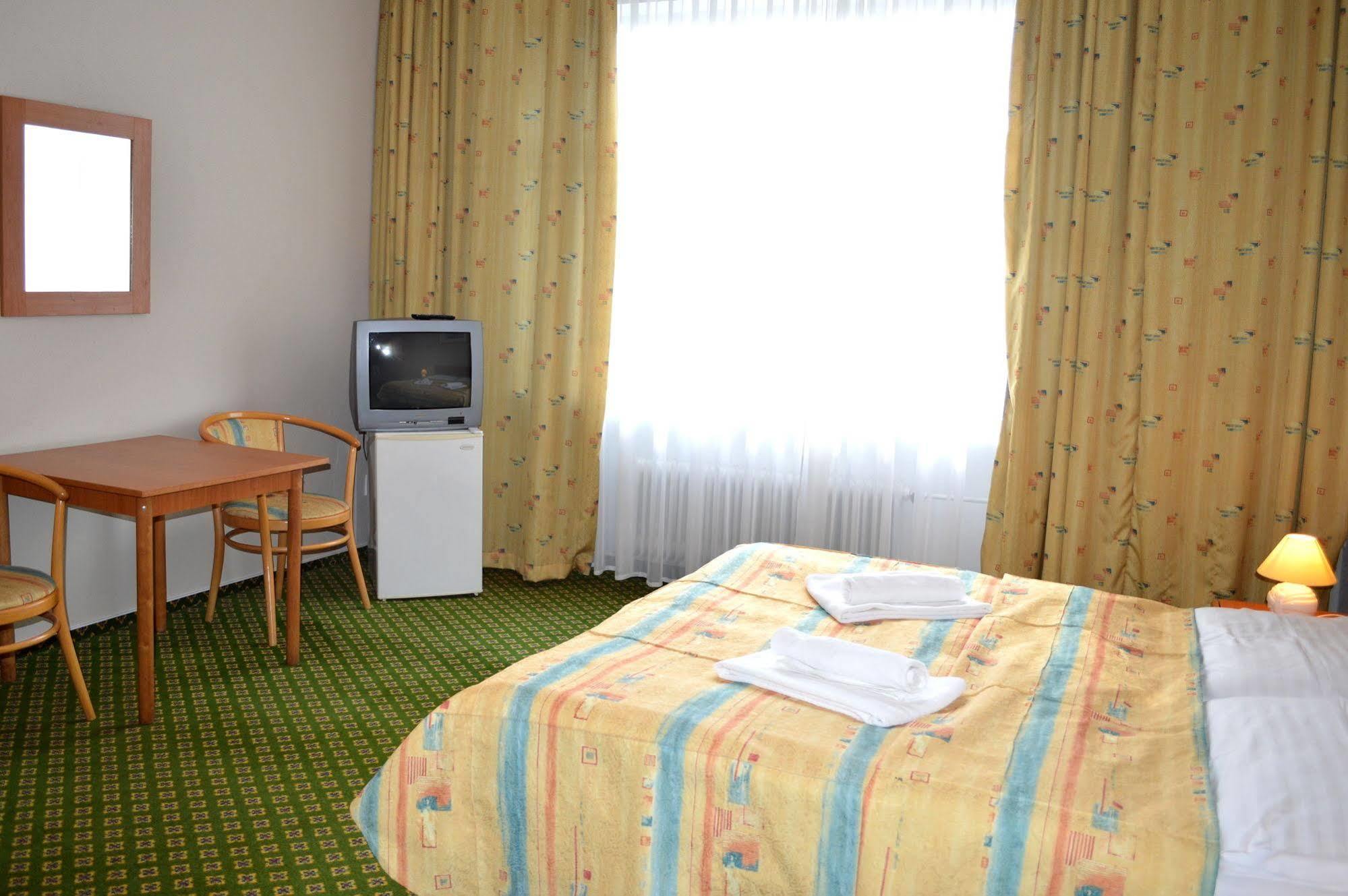 Hotel Mira Inn Prague Exterior photo